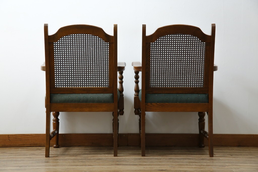 中古　三越家具(現カントリーハウス)　Brugge(ブルージュ)　ラタン(籐)　クラシカルな佇まいが魅力のアームチェア2脚　セット定価約22万円相当　(R-083723)