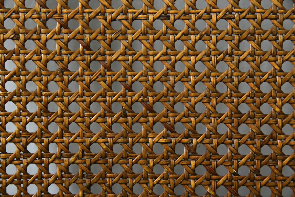 中古　三越家具(現カントリーハウス)　Brugge(ブルージュ)　ラタン(籐)　クラシカルな佇まいが魅力のアームチェア2脚　セット定価約22万円相当　(R-083723)