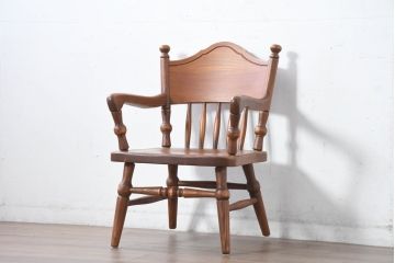 中古　未使用品　希少な試作品　飛騨産業　キツツキマーク　フロンティアシリーズ(FRONTIER)　重厚な佇まいが魅力のダイニングチェア(アームチェア、板座チェア、椅子、イス)(R-083727)