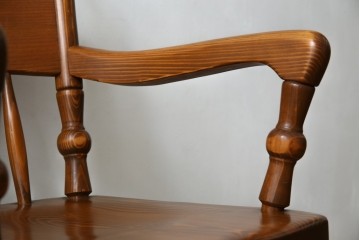 中古　未使用品　希少な試作品　飛騨産業　キツツキマーク　フロンティアシリーズ(FRONTIER)　重厚な佇まいが魅力のダイニングチェア　(R-083727)