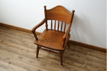 中古　未使用品　希少な試作品　飛騨産業　キツツキマーク　フロンティアシリーズ(FRONTIER)　重厚な佇まいが魅力のダイニングチェア　(R-083727)