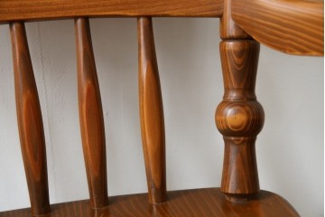 中古　未使用品　希少な試作品　飛騨産業　キツツキマーク　フロンティアシリーズ(FRONTIER)　重厚な佇まいが魅力のダイニングチェア　(R-083727)