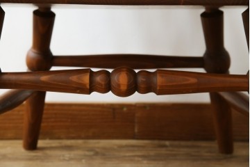 中古　未使用品　希少な試作品　飛騨産業　キツツキマーク　フロンティアシリーズ(FRONTIER)　重厚な佇まいが魅力のダイニングチェア　(R-083727)