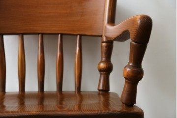 中古　未使用品　希少な試作品　飛騨産業　キツツキマーク　フロンティアシリーズ(FRONTIER)　重厚な佇まいが魅力のダイニングチェア　(R-083727)