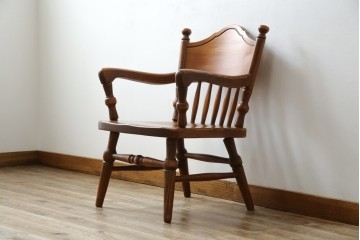 中古　未使用品　希少な試作品　飛騨産業　キツツキマーク　フロンティアシリーズ(FRONTIER)　重厚な佇まいが魅力のダイニングチェア　(R-083727)