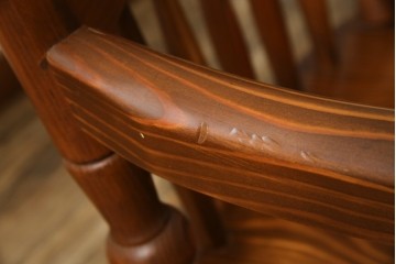 中古　未使用品　希少な試作品　飛騨産業　キツツキマーク　フロンティアシリーズ(FRONTIER)　重厚な佇まいが魅力のダイニングチェア　(R-083727)