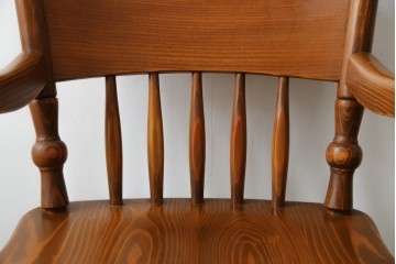 中古　未使用品　希少な試作品　飛騨産業　キツツキマーク　フロンティアシリーズ(FRONTIER)　重厚な佇まいが魅力のダイニングチェア　(R-083727)