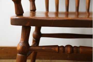 中古　未使用品　希少な試作品　飛騨産業　キツツキマーク　フロンティアシリーズ(FRONTIER)　重厚な佇まいが魅力のダイニングチェア　(R-083727)