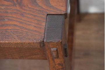 中古　美品　国産職人手作り　総栗材　漆塗り　無垢材の重厚感と木組みが際立つ一人掛けチェア(椅子、イス)(R-083729)