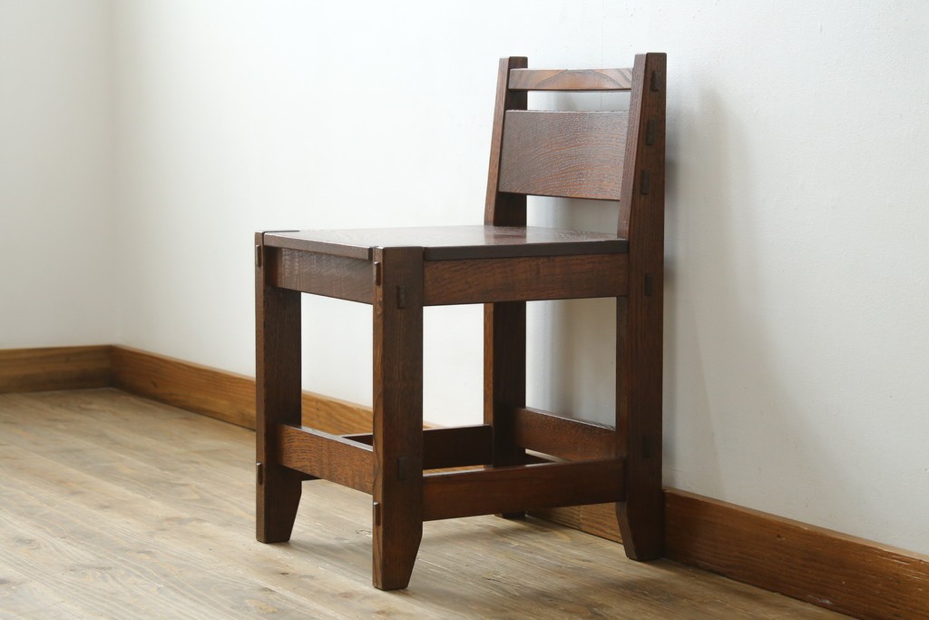 中古　美品　国産職人手作り　総栗材　漆塗り　無垢材の重厚感と木組みが際立つ一人掛けチェア　(R-083729)