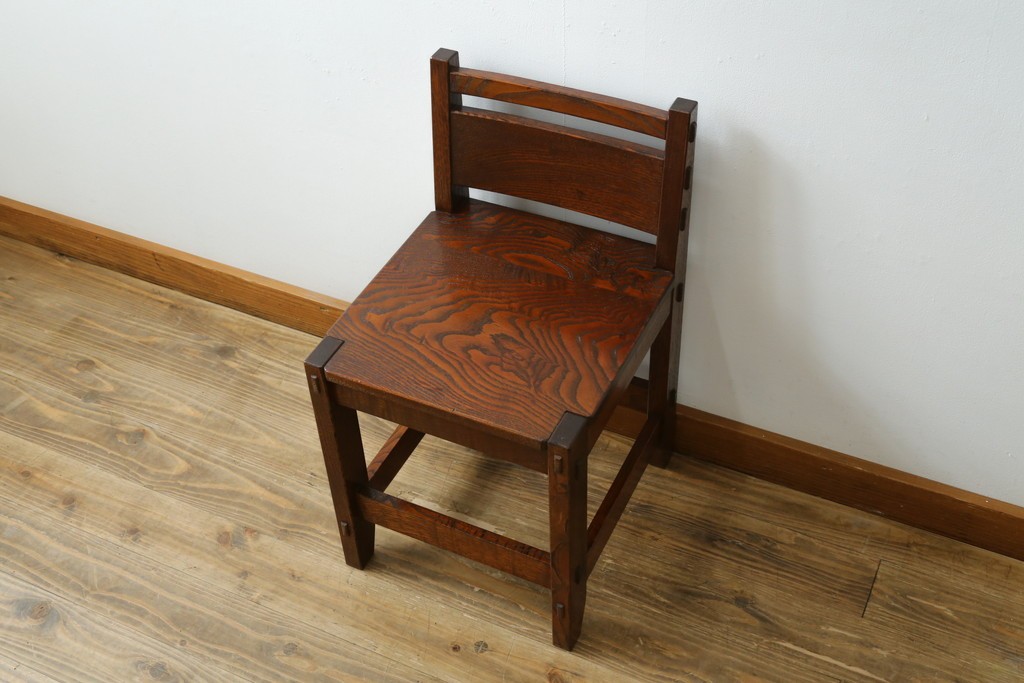中古　美品　国産職人手作り　総栗材　漆塗り　無垢材の重厚感と木組みが際立つ一人掛けチェア　(R-083729)