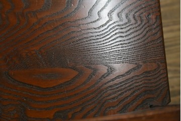 中古　美品　国産職人手作り　総栗材　漆塗り　無垢材の重厚感と木組みが際立つ一人掛けチェア　(R-083729)