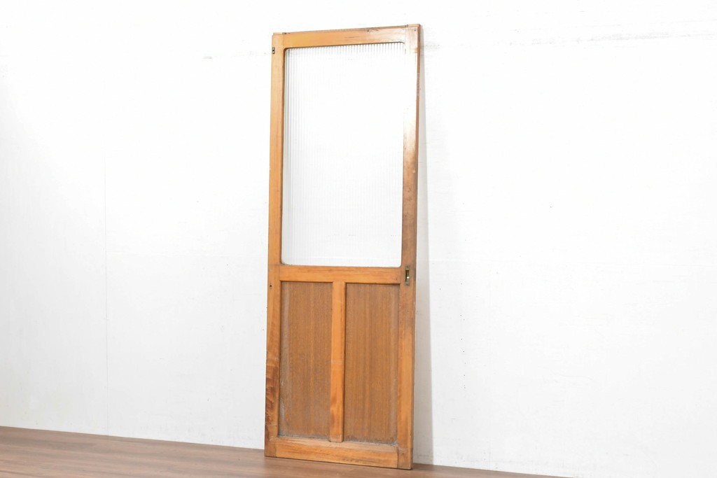 《ペイント仕上げ限定》　ヴィンテージ建具　昭和中期　木枠の風合いが味わい深いモールガラス入り引き戸1枚　(R-083733)