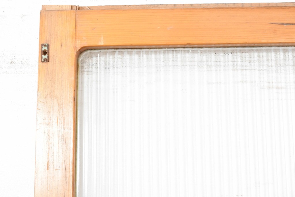 《ペイント仕上げ限定》　ヴィンテージ建具　昭和中期　木枠の風合いが味わい深いモールガラス入り引き戸1枚　(R-083733)