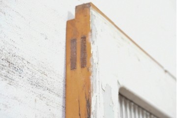 《ペイント仕上げ限定》　ヴィンテージ建具　昭和中期　木枠の風合いが味わい深いモールガラス入り引き戸1枚　(R-083733)