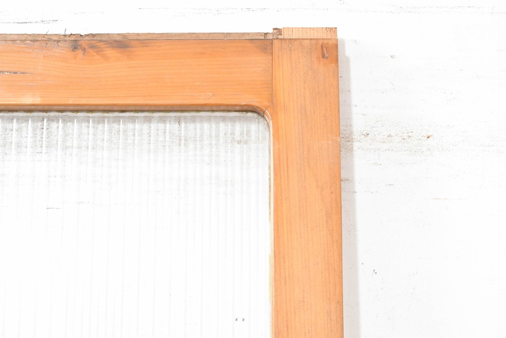 《ペイント仕上げ限定》　ヴィンテージ建具　昭和中期　木枠の風合いが味わい深いモールガラス入り引き戸1枚　(R-083733)