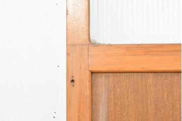 《ペイント仕上げ限定》　ヴィンテージ建具　昭和中期　木枠の風合いが味わい深いモールガラス入り引き戸1枚　(R-083733)