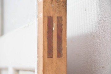 《ペイント仕上げ限定》　ヴィンテージ建具　昭和中期　木枠の風合いが味わい深いモールガラス入り引き戸1枚　(R-083733)