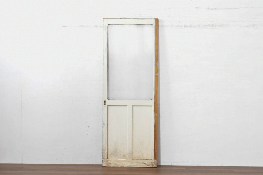 《ペイント仕上げ限定》　ヴィンテージ建具　昭和中期　木枠の風合いが味わい深いモールガラス入り引き戸1枚　(R-083733)