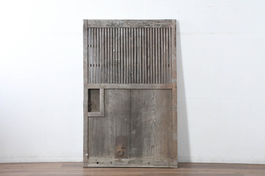 アンティーク建具　明治大正期　総欅(ケヤキ)材　古い木味の風合いが魅力の格子蔵戸1枚　(R-083741)