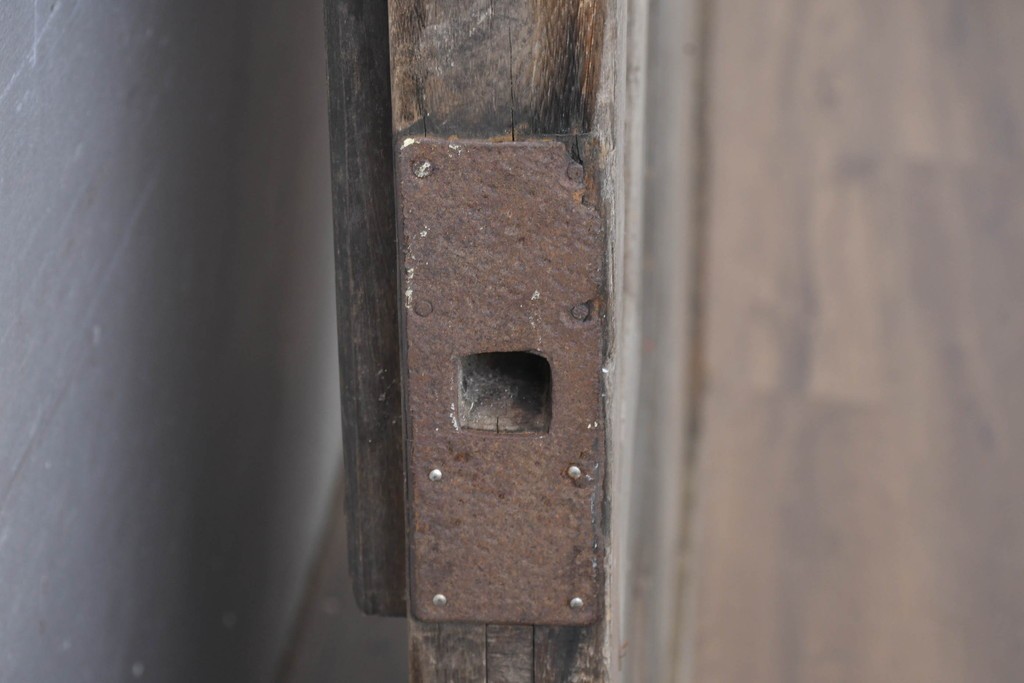 アンティーク建具　明治大正期　総欅(ケヤキ)材　古い木味の風合いが魅力の格子蔵戸1枚　(R-083741)