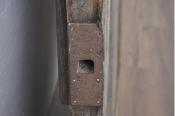 アンティーク建具　明治大正期　総欅(ケヤキ)材　古い木味の風合いが魅力の格子蔵戸1枚　(R-083741)