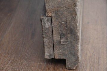 アンティーク建具　明治大正期　総欅(ケヤキ)材　古い木味の風合いが魅力の格子蔵戸1枚　(R-083741)