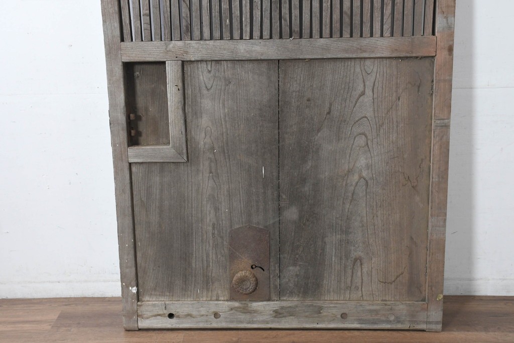 アンティーク建具　明治大正期　総欅(ケヤキ)材　古い木味の風合いが魅力の格子蔵戸1枚　(R-083741)