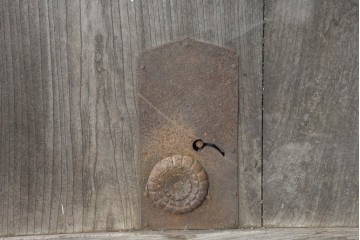 アンティーク建具　明治大正期　総欅(ケヤキ)材　古い木味の風合いが魅力の格子蔵戸1枚　(R-083741)