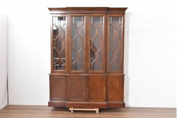 中古　美品　ヒッコリーチェア(HICKORY CHAIR)　上品な木目と繊細な装飾が魅力!!収納とディスプレイを兼ね備えたガラスキャビネット(収納棚、戸棚、カップボード、飾り棚、コレクションケース、ディスプレイケース)(R-083742)