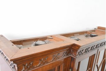 中古　美品　ヒッコリーチェア(HICKORY CHAIR)　上品な木目と繊細な装飾が魅力!!収納とディスプレイを兼ね備えたガラスキャビネット(収納棚、戸棚、カップボード、飾り棚、コレクションケース、ディスプレイケース)(R-083742)