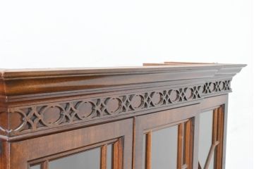 中古　美品　ヒッコリーチェア(HICKORY CHAIR)　上品な木目と繊細な装飾が魅力!!収納とディスプレイを兼ね備えたガラスキャビネット(収納棚、戸棚、カップボード、飾り棚、コレクションケース、ディスプレイケース)(R-083742)