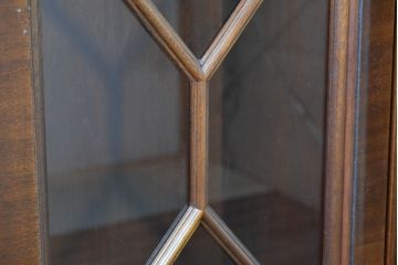 中古　美品　ヒッコリーチェア(HICKORY CHAIR)　上品な木目と繊細な装飾が魅力!!収納とディスプレイを兼ね備えたガラスキャビネット(収納棚、戸棚、カップボード、飾り棚、コレクションケース、ディスプレイケース)(R-083742)