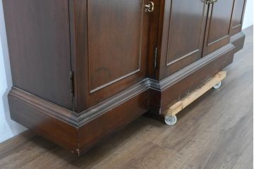 中古　美品　ヒッコリーチェア(HICKORY CHAIR)　上品な木目と繊細な装飾が魅力!!収納とディスプレイを兼ね備えたガラスキャビネット(収納棚、戸棚、カップボード、飾り棚、コレクションケース、ディスプレイケース)(R-083742)