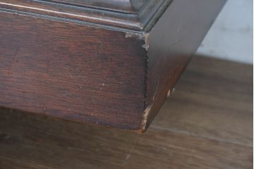 中古　美品　ヒッコリーチェア(HICKORY CHAIR)　上品な木目と繊細な装飾が魅力!!収納とディスプレイを兼ね備えたガラスキャビネット(収納棚、戸棚、カップボード、飾り棚、コレクションケース、ディスプレイケース)(R-083742)