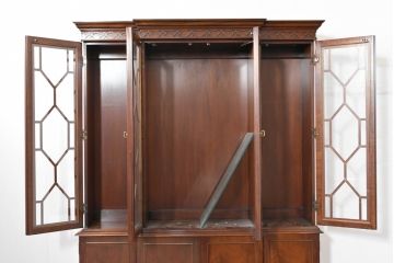 中古　美品　ヒッコリーチェア(HICKORY CHAIR)　上品な木目と繊細な装飾が魅力!!収納とディスプレイを兼ね備えたガラスキャビネット(収納棚、戸棚、カップボード、飾り棚、コレクションケース、ディスプレイケース)(R-083742)