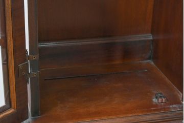 中古　美品　ヒッコリーチェア(HICKORY CHAIR)　上品な木目と繊細な装飾が魅力!!収納とディスプレイを兼ね備えたガラスキャビネット(収納棚、戸棚、カップボード、飾り棚、コレクションケース、ディスプレイケース)(R-083742)