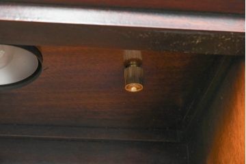 中古　美品　ヒッコリーチェア(HICKORY CHAIR)　上品な木目と繊細な装飾が魅力!!収納とディスプレイを兼ね備えたガラスキャビネット(収納棚、戸棚、カップボード、飾り棚、コレクションケース、ディスプレイケース)(R-083742)