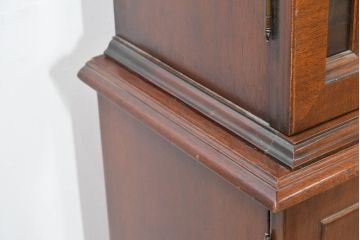 中古　美品　ヒッコリーチェア(HICKORY CHAIR)　上品な木目と繊細な装飾が魅力!!収納とディスプレイを兼ね備えたガラスキャビネット(収納棚、戸棚、カップボード、飾り棚、コレクションケース、ディスプレイケース)(R-083742)