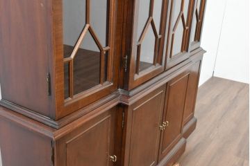 中古　美品　ヒッコリーチェア(HICKORY CHAIR)　上品な木目と繊細な装飾が魅力!!収納とディスプレイを兼ね備えたガラスキャビネット(収納棚、戸棚、カップボード、飾り棚、コレクションケース、ディスプレイケース)(R-083742)