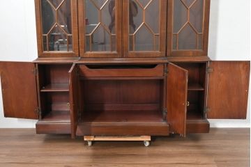 中古　美品　ヒッコリーチェア(HICKORY CHAIR)　上品な木目と繊細な装飾が魅力!!収納とディスプレイを兼ね備えたガラスキャビネット(収納棚、戸棚、カップボード、飾り棚、コレクションケース、ディスプレイケース)(R-083742)