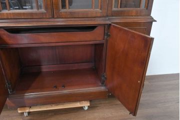 中古　美品　ヒッコリーチェア(HICKORY CHAIR)　上品な木目と繊細な装飾が魅力!!収納とディスプレイを兼ね備えたガラスキャビネット(収納棚、戸棚、カップボード、飾り棚、コレクションケース、ディスプレイケース)(R-083742)