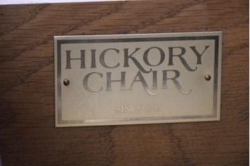 中古　美品　ヒッコリーチェア(HICKORY CHAIR)　上品な木目と繊細な装飾が魅力!!収納とディスプレイを兼ね備えたガラスキャビネット(収納棚、戸棚、カップボード、飾り棚、コレクションケース、ディスプレイケース)(R-083742)