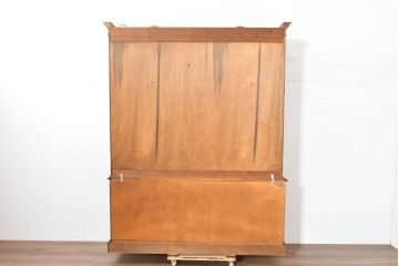 中古　美品　ヒッコリーチェア(HICKORY CHAIR)　上品な木目と繊細な装飾が魅力!!収納とディスプレイを兼ね備えたガラスキャビネット(収納棚、戸棚、カップボード、飾り棚、コレクションケース、ディスプレイケース)(R-083742)