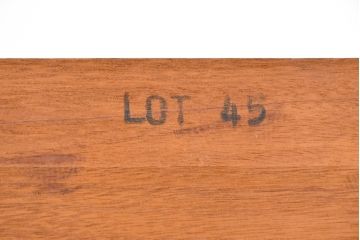 中古　美品　ヒッコリーチェア(HICKORY CHAIR)　上品な木目と繊細な装飾が魅力!!収納とディスプレイを兼ね備えたガラスキャビネット(収納棚、戸棚、カップボード、飾り棚、コレクションケース、ディスプレイケース)(R-083742)