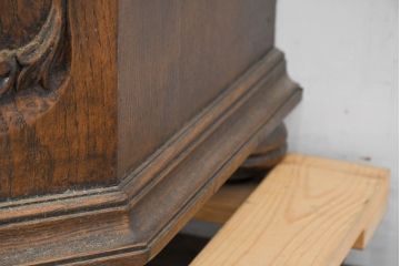 ビンテージ　特大!!　高級品!!　アンティーク調　風格ある佇まいが魅力の食器棚(カップボード、キャビネット、収納棚、戸棚、飾り棚、ヴィンテージ)(定価約150万円)(R-083745)