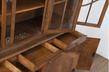 ビンテージ　特大!!　高級品!!　アンティーク調　風格ある佇まいが魅力の食器棚(カップボード、キャビネット、収納棚、戸棚、飾り棚、ヴィンテージ)(定価約150万円)(R-083745)