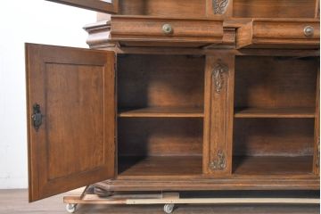 ビンテージ　特大!!　高級品!!　アンティーク調　風格ある佇まいが魅力の食器棚(カップボード、キャビネット、収納棚、戸棚、飾り棚、ヴィンテージ)(定価約150万円)(R-083745)