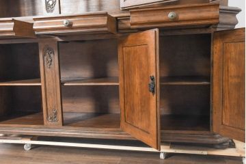 ビンテージ　特大!!　高級品!!　アンティーク調　風格ある佇まいが魅力の食器棚(カップボード、キャビネット、収納棚、戸棚、飾り棚、ヴィンテージ)(定価約150万円)(R-083745)