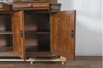 ビンテージ　特大!!　高級品!!　アンティーク調　風格ある佇まいが魅力の食器棚(カップボード、キャビネット、収納棚、戸棚、飾り棚、ヴィンテージ)(定価約150万円)(R-083745)